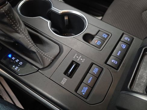 Used 2022 Toyota Highlander LE image 26