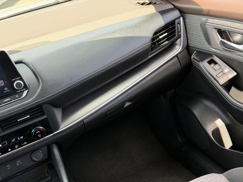 Used 2023 Nissan Rogue SV image 18