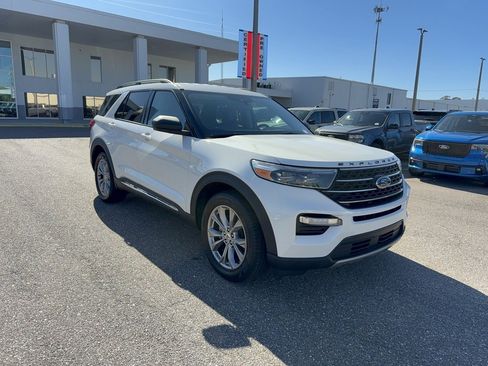 Certified 2022 Ford Explorer XLT w/ Equipment Group 202A image 4