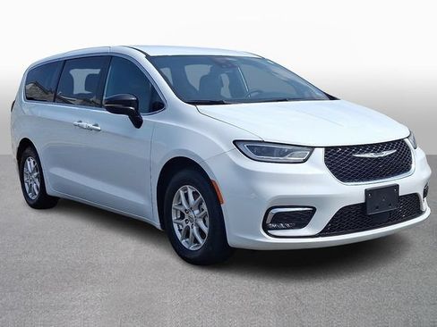 Used 2025 Chrysler Pacifica Select FWD image 3