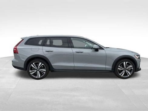 Used 2025 Volvo V60 B5 Cross Country Plus AWD/4WD image 7