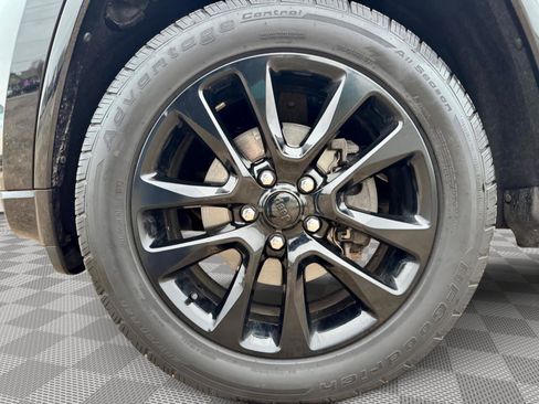 Used 2020 Jeep Grand Cherokee Altitude AWD/4WD image 34