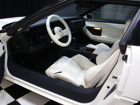 Used 1988 Chevrolet Corvette Coupe image 3