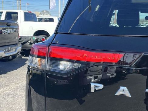 Used 2024 Nissan Pathfinder SV w/ SV Premium Package image 10