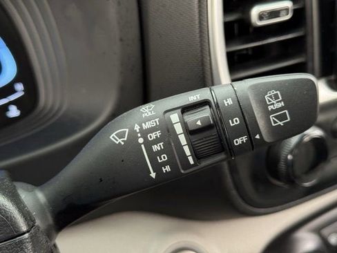 Used 2024 Hyundai Venue SEL FWD image 24