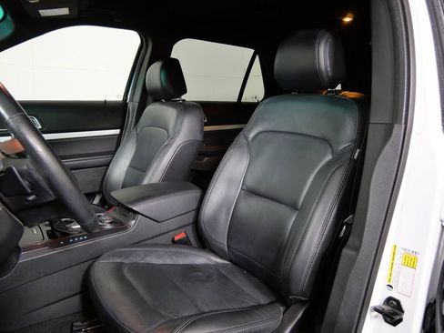 Used 2017 Ford Explorer XLT w/ Equipment Group 202A AWD/4WD image 11