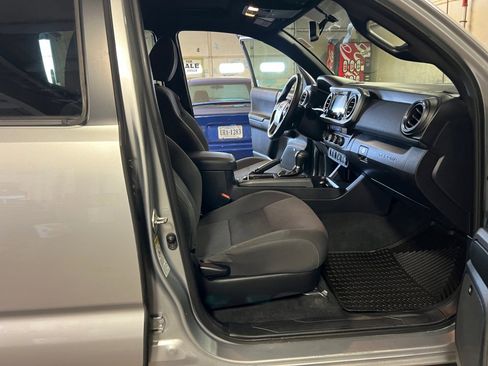 Used 2017 Toyota Tacoma TRD Sport image 32