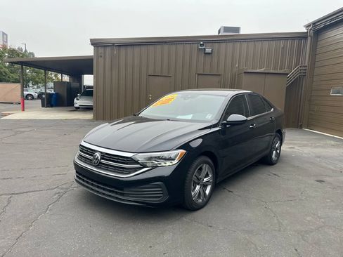 Used 2024 Volkswagen Jetta SE w/ Panoramic Sunroof Package image 3