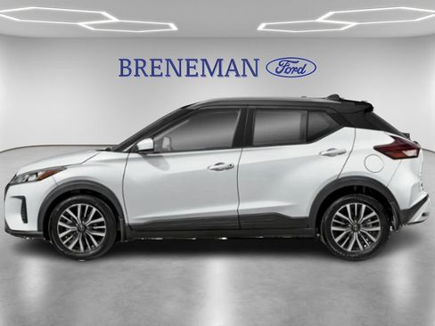 Used 2022 Nissan Kicks SV image 3