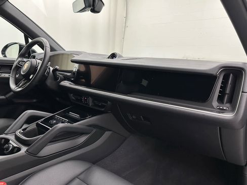 Used 2025 Porsche Cayenne image 17