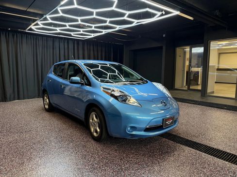 Used 2014 Nissan Leaf SV image 9