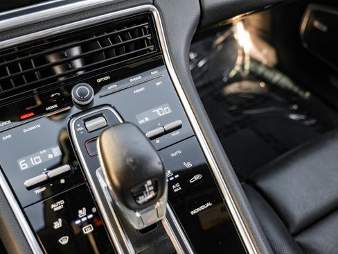 Used 2018 Porsche Panamera image 26
