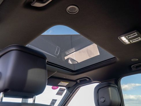 Used 2025 Land Rover Discovery Dynamic SE image 28