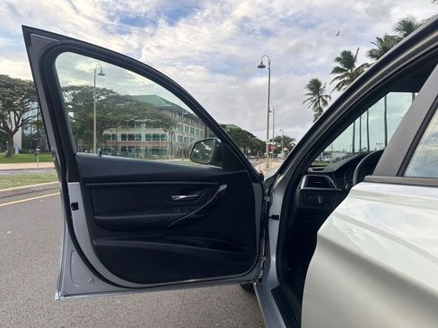 Used 2018 BMW 320i Sedan image 13