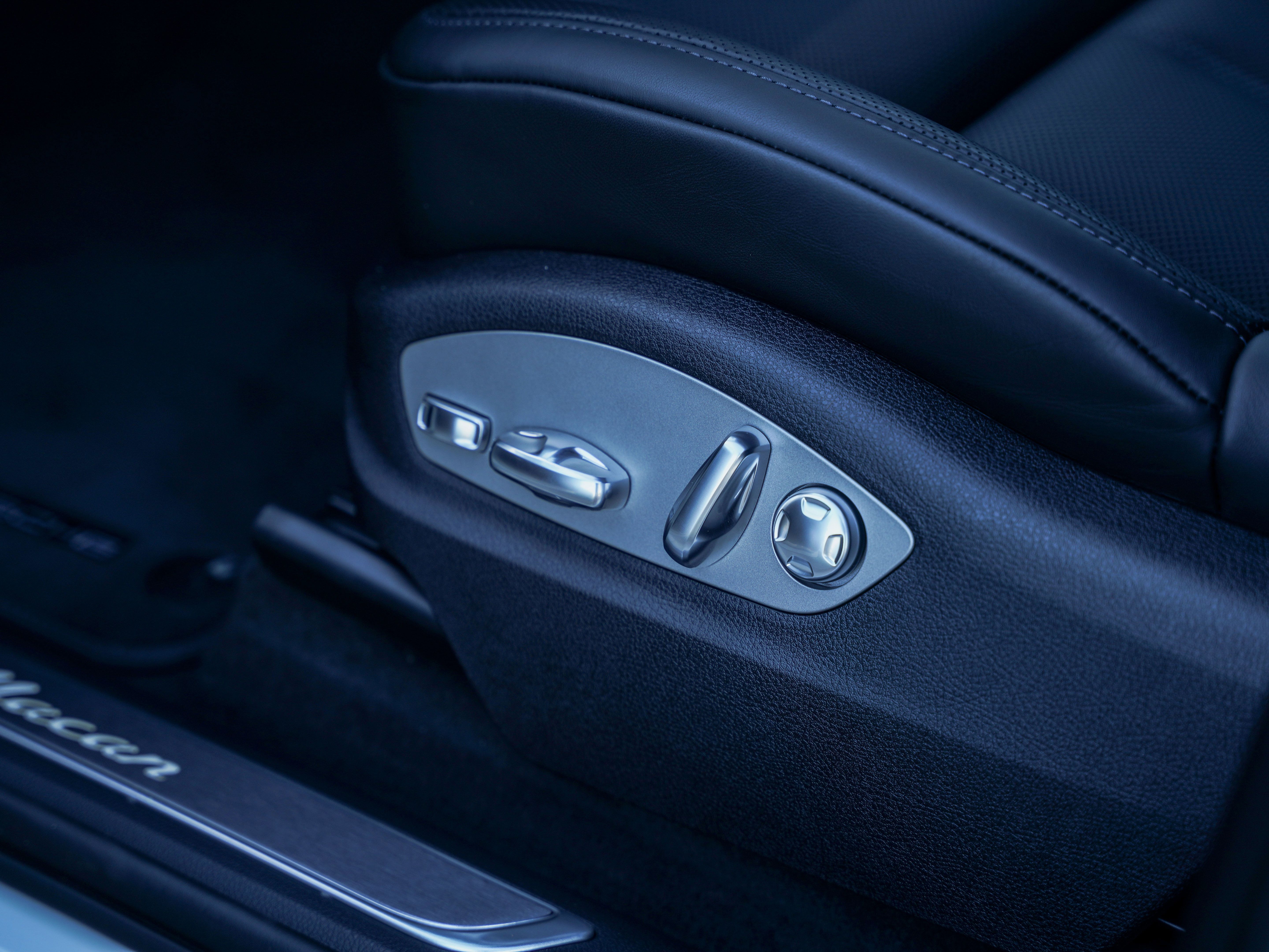 Certified 2026 Porsche Macan AWD/4WD image 17