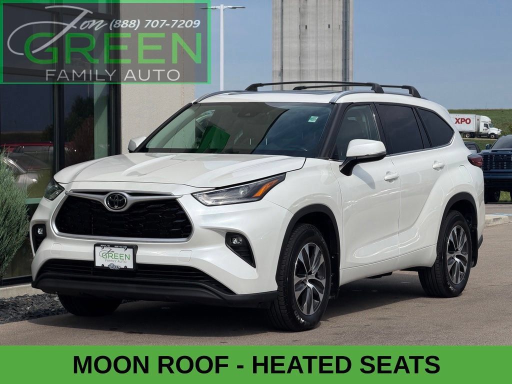 Used 2021 Toyota Highlander XLE AWD/4WD image 1