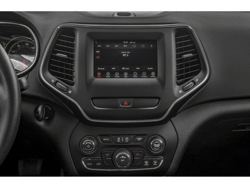Used 2019 Jeep Cherokee Latitude Plus w/ Comfort/Convenience Group AWD/4WD image 7