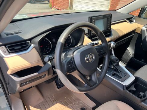 Used 2019 Toyota RAV4 XLE w/ Convenience Package FWD image 18