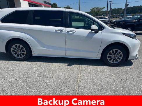 Used 2025 Toyota Sienna XLE FWD image 11