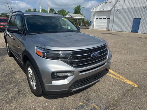 Used 2023 Ford Explorer XLT w/ Equipment Group 202A AWD/4WD image 6
