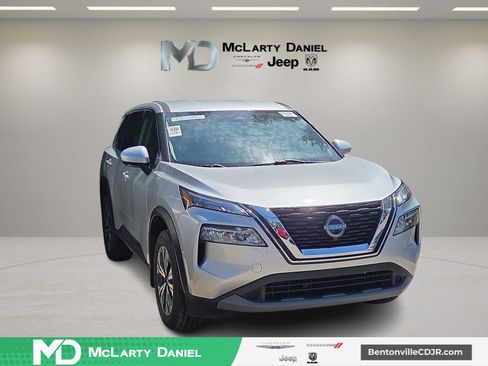 Used 2023 Nissan Rogue SV image 1