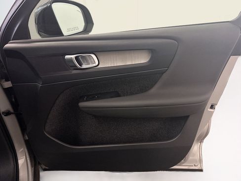 Used 2024 Volvo XC40 B5 Core w/ Climate Package image 35