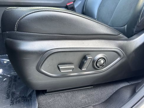 Used 2025 Jeep Grand Cherokee Altitude RWD image 13