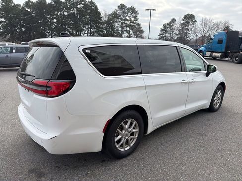 Used 2023 Chrysler Pacifica Touring-L image 7