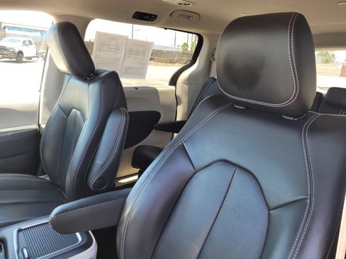 Used 2023 Chrysler Pacifica Touring-L FWD image 17
