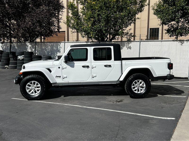 Used 2023 Jeep Gladiator Sport AWD/4WD image 4