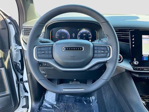 Certified 2025 Jeep Wagoneer L Series II w/ Premium Group I image 11