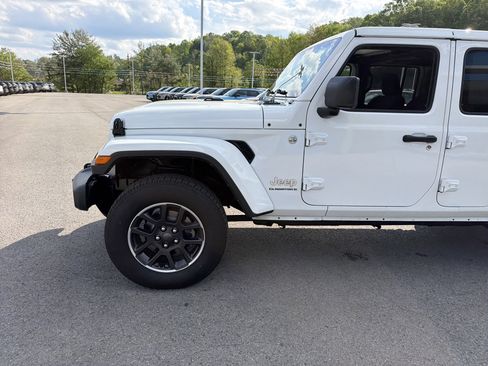 Used 2023 Jeep Gladiator Overland AWD/4WD image 9