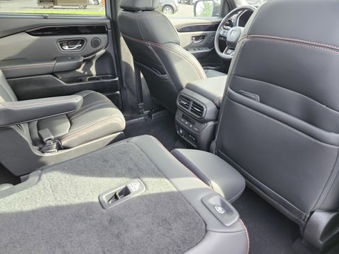 Used 2025 Honda Pilot TrailSport image 22