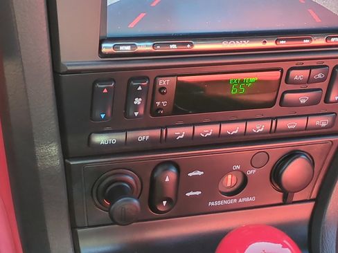 Used 2002 Ford Thunderbird image 22