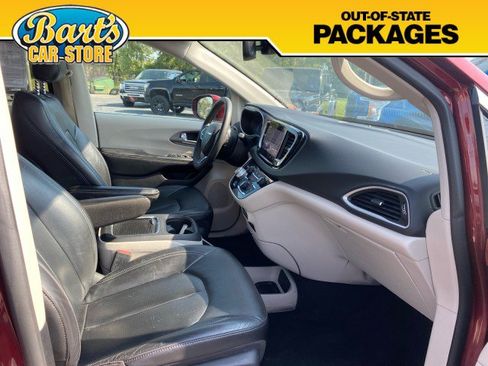 Used 2022 Chrysler Pacifica Touring-L FWD image 14