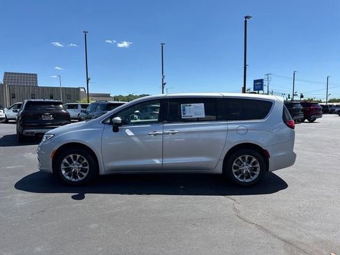 Used 2023 Chrysler Pacifica Touring-L AWD/4WD image 6