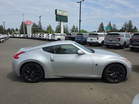 Used 2016 Nissan 370Z Coupe RWD image 4