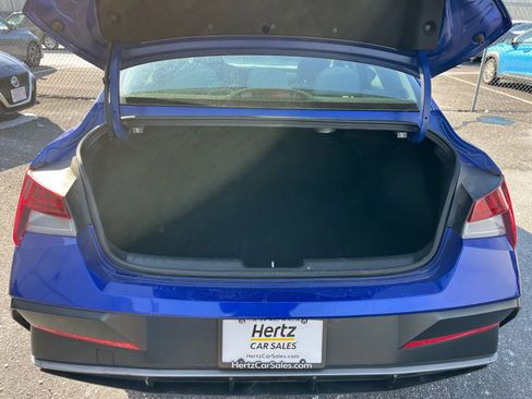 Used 2025 Hyundai Elantra Limited image 32