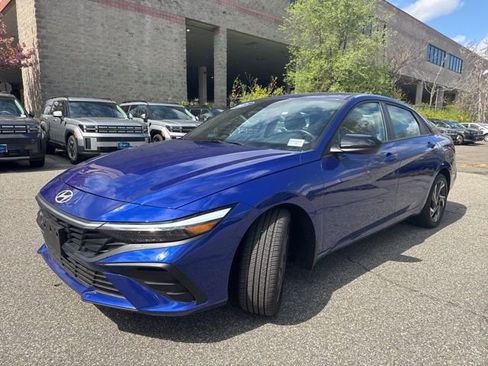 Used 2025 Hyundai Elantra Sport image 3