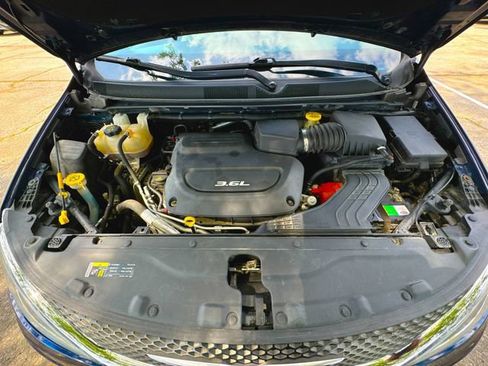 Used 2017 Chrysler Pacifica Touring-L FWD image 29