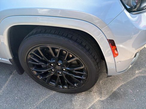 Used 2023 Jeep Grand Cherokee L Summit AWD/4WD image 4