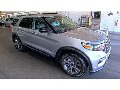 Used 2022 Ford Explorer XLT w/ Equipment Group 202A AWD/4WD image 3