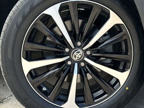 Used 2021 Toyota Highlander XSE AWD/4WD image 11