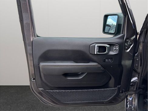 Used 2025 Jeep Wrangler Unlimited Sahara image 17