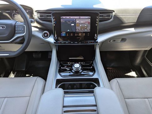 Used 2025 Jeep Wagoneer L 4WD image 16