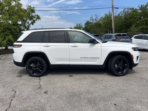 Used 2023 Jeep Grand Cherokee Altitude AWD/4WD image 2