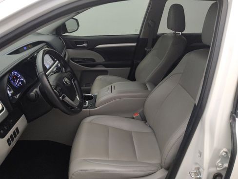 Used 2019 Toyota Highlander XLE FWD image 17