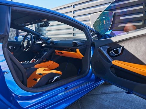 Used 2020 Lamborghini Huracan EVO image 24