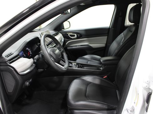 Used 2025 Jeep Compass Limited AWD/4WD image 3