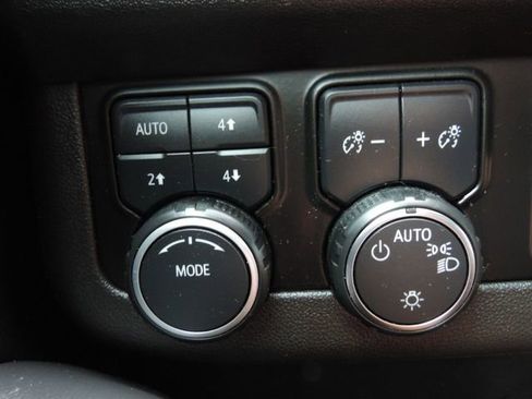 Used 2022 Chevrolet Tahoe Z71 w/ Luxury Package AWD/4WD image 32